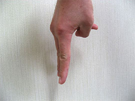 正面から撮影した手